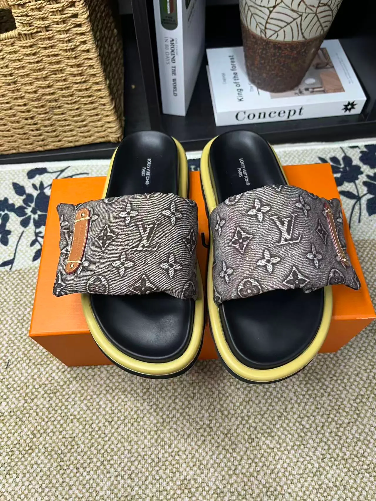 P340 [New Style] [LOUIS VUITTON] Louis Vuitton, LV printing, men's and women's slippers are now on the market, packed in drawer boxes with cloth bags and cards, the upper pattern looks very soft and waxy, and is a super versatile leg slimming tool. Fabric: imported denim/canvas/old fabric, LV hardware LOGO, official website pattern printing, comfortable to wear, feet: high-elastic PU water table. Sole: foam sole, heel height: about 5cm. Code number: 35-46, 35, 45, 46 are custom-made and non-returnable. Color: multiple colors and styles available.
